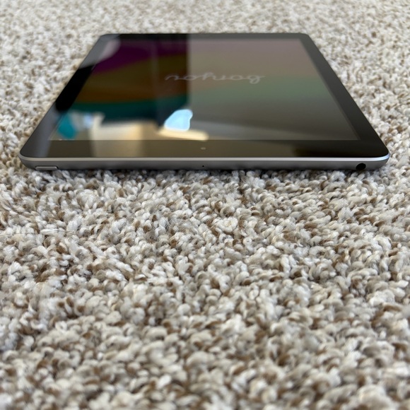 Like New Apple 6th Generation 32GB iPad With NO FLAWS & Charging Bank With Cord! - Picture 3 of 12